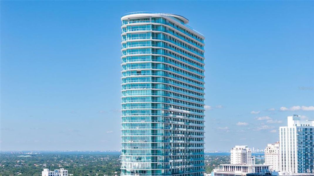 Condo located in St. Petersburg, FL showcasing its design and architecture (Image 64).