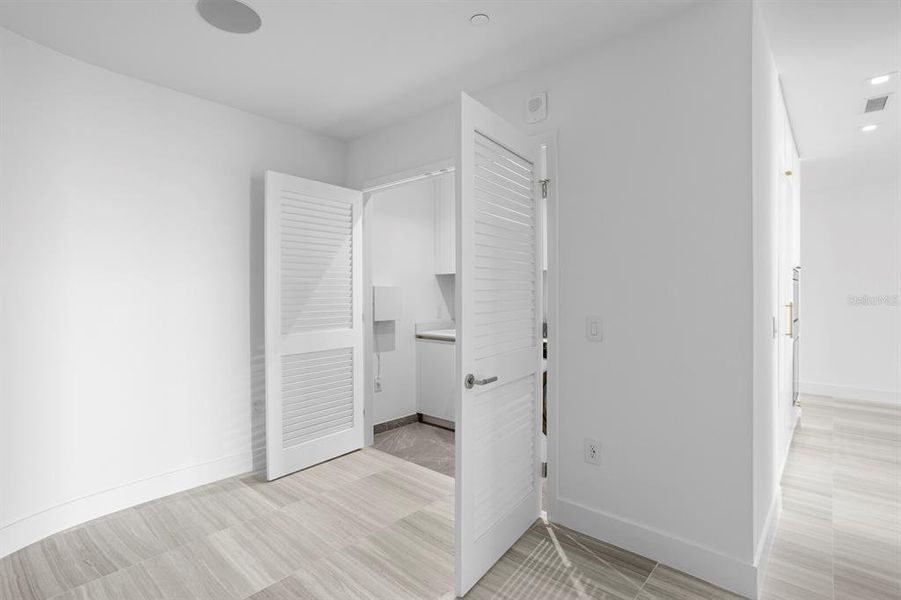 Spacious, unfurnished interior of a new home in , Tampa (Image 78).