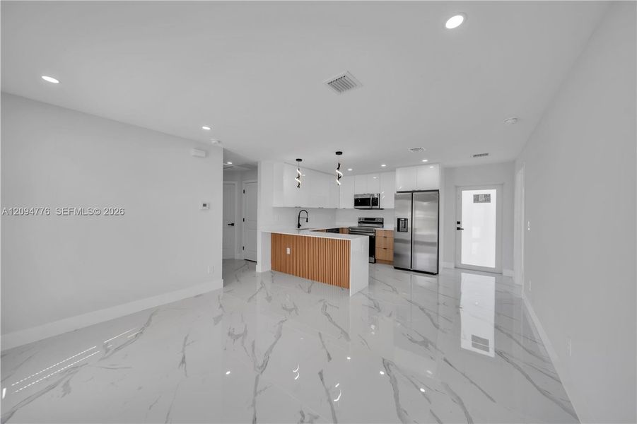 Spacious, unfurnished interior of a new home in , Lehigh Acres (Image 10).