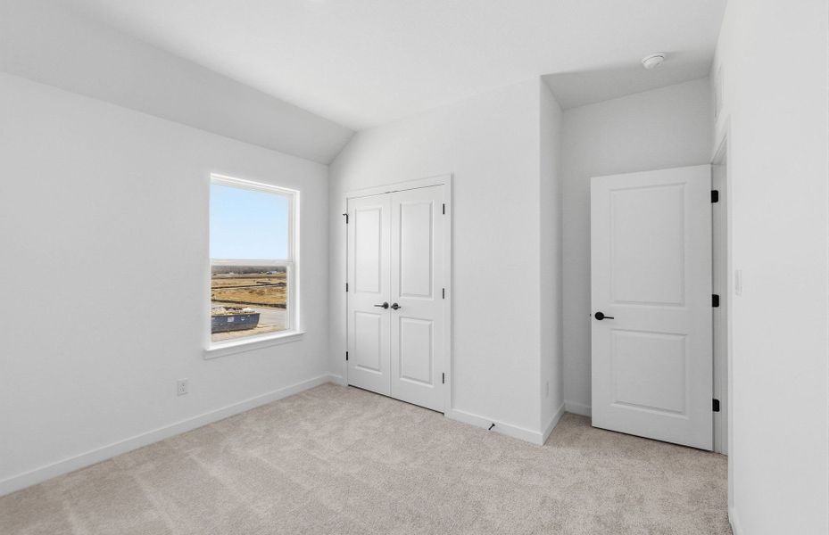 Spacious, unfurnished interior of a new home in Sunfield, Buda (Image 51).
