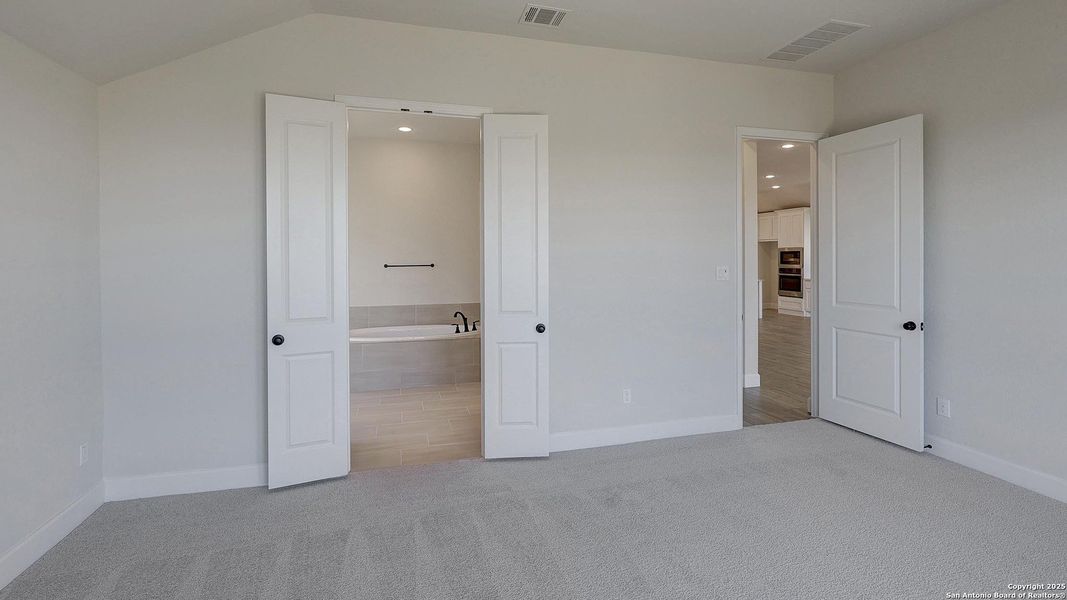 Spacious, unfurnished interior of a new home in Ladera 50', San Antonio (Image 22).