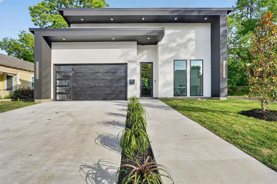 Front exterior of a new home in , Dallas, TX, highlighting curb appeal (Image 1). Front exterior of a new home in , Dallas, TX, highlighting curb appeal (Image 1).