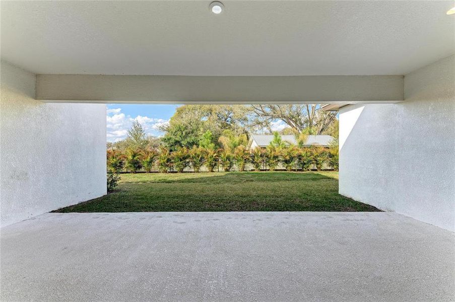 Exterior details and patio area of a home in Crestwood Estates, Valrico (Image 3).