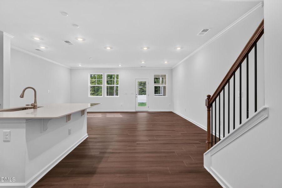 09_132_Tree_Moss_Ct-Living_room-_132