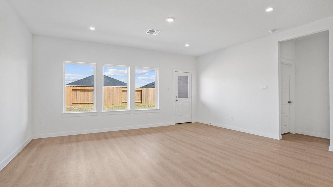 Spacious, unfurnished interior of a new home in Caldwell Crossing, Iowa Colony (Image 12).