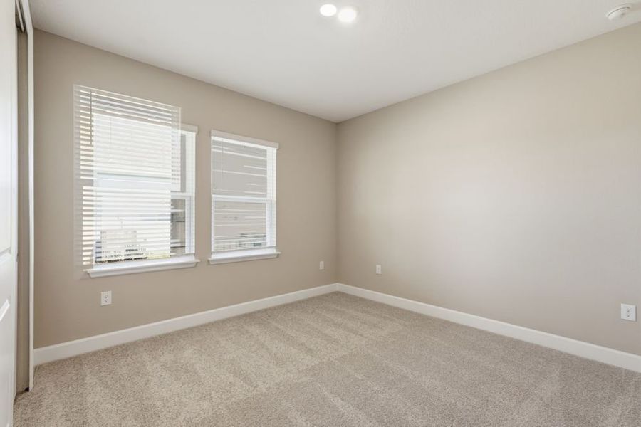 Spacious, unfurnished interior of a new home in Headwaters at Lofton Creek, Yulee (Image 15).