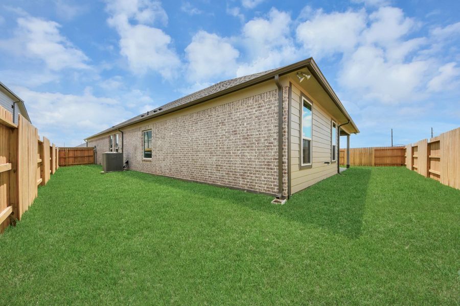 Discover the charm of this spacious backyard featuring a delightful covered patio. With ample room for both play and relaxation, it's the perfect outdoor haven. Tailor this space to your liking with patio furniture, a BBQ pit, and more. The potential for creating your dream outdoor living area is limitless!