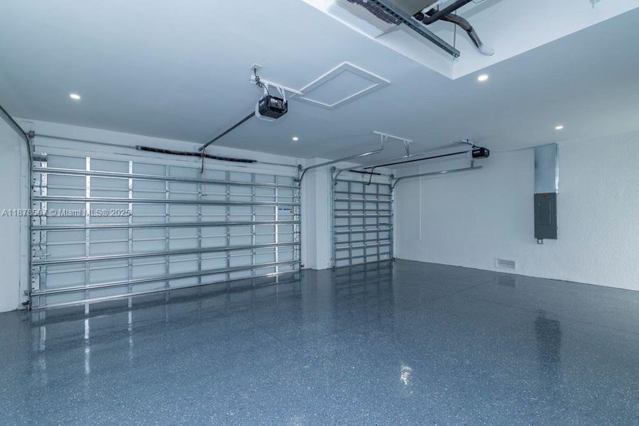 Spacious, unfurnished interior of a new home in , Cape Coral (Image 18).