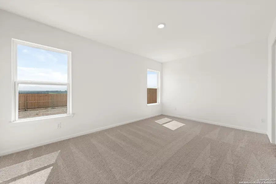 Spacious, unfurnished interior of a new home in Rosewood Estates, Lytle (Image 8).