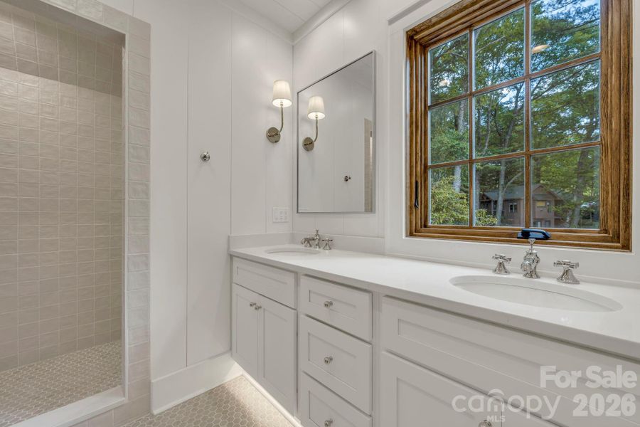 Full Bath in Bedroom Suite
