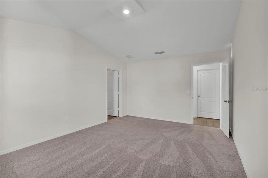 Spacious, unfurnished interior of a new home in , Ocala (Image 11).