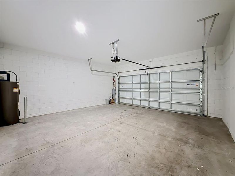 Spacious, unfurnished interior of a new home in , Mascotte (Image 37).