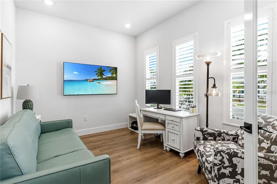 Furnished interior view inside a new home in Emerald Landing at Waterside at Lakewood Ranch – Cottage Series, Sarasota (Image 43). Furnished interior view inside a new home in Emerald Landing at Waterside at Lakewood Ranch – Cottage Series, Sarasota (Image 43).