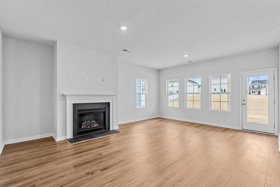 Spacious, unfurnished interior of a new home in Fieldstone, Lexington (Image 16).