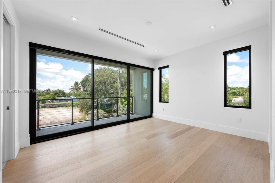Spacious, unfurnished interior of a new home in , Fort Lauderdale (Image 54).