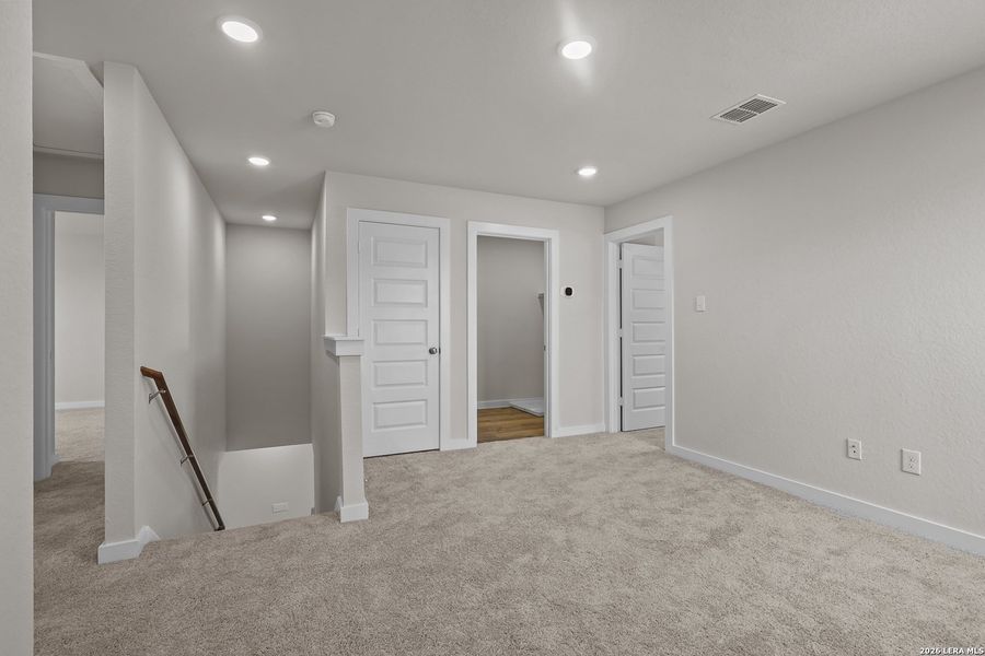 Spacious, unfurnished interior of a new home in Spring Creek, San Antonio (Image 17).