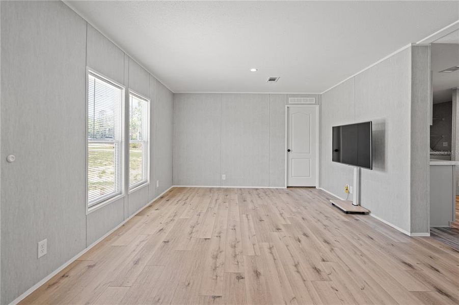 Spacious, unfurnished interior of a new home in , Bronson (Image 14).