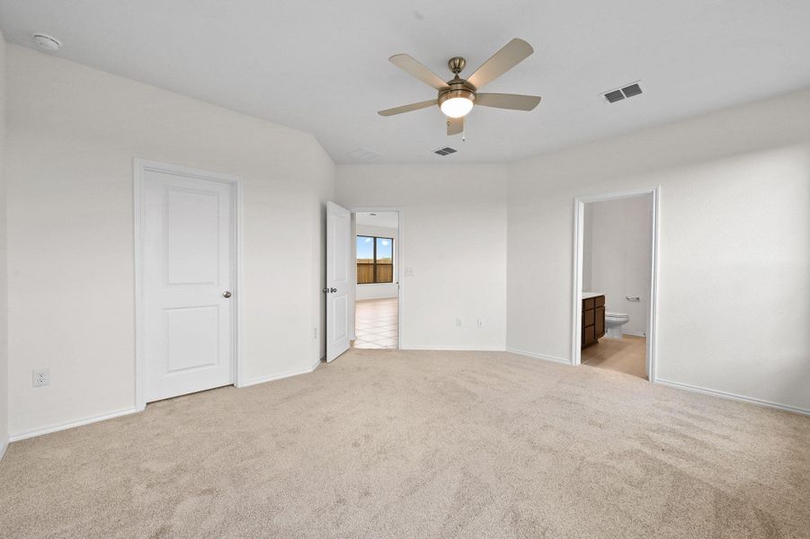 Spacious, unfurnished interior of a new home in Stoney Chase, Del Valle (Image 15).