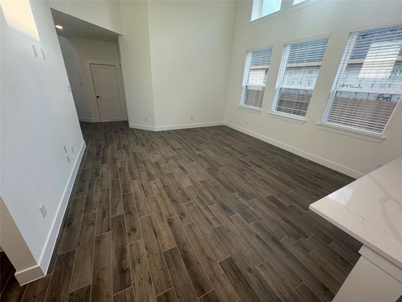 Spacious, unfurnished interior of a new home in Evergreen, Conroe (Image 9).