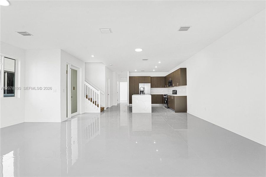 Spacious, unfurnished interior of a new home in , Miami (Image 95).