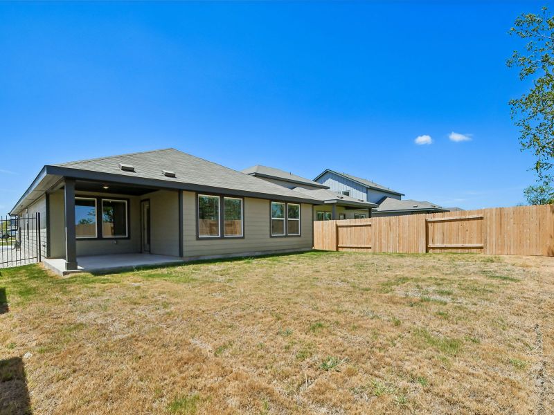 Exterior details and patio area of a home in Lexington Parke, Del Valle (Image 3).