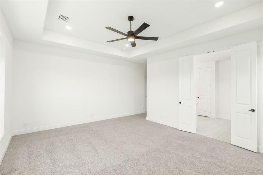 Spacious, unfurnished interior of a new home in Chaparral Park, Oak Point (Image 25).