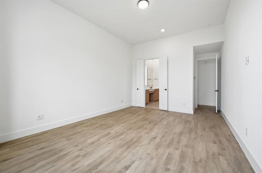 Spacious, unfurnished interior of a new home in Pecan Square, Northlake (Image 24).