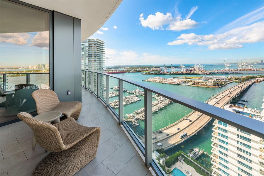 Condo located in Miami Beach, FL showcasing its design and architecture (Image 30).