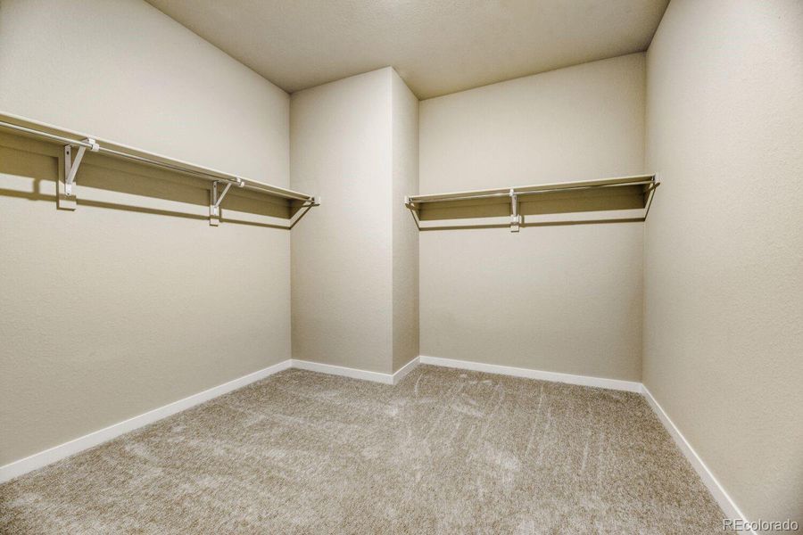 OWNER'S WALK-IN CLOSET