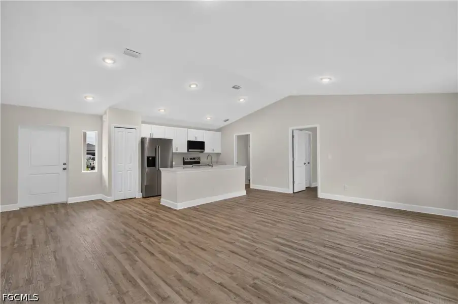 Spacious, unfurnished interior of a new home in Cape Coral, Cape Coral (Image 9).