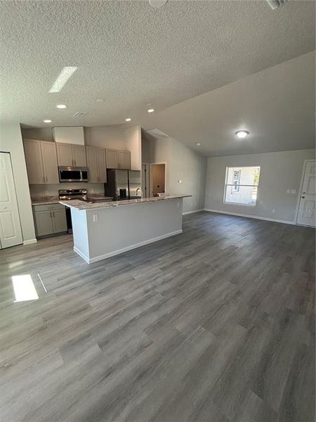 Spacious, unfurnished interior of a new home in , Citrus Springs (Image 18).