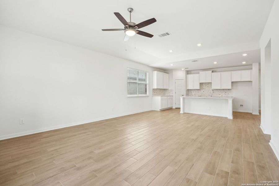 Spacious, unfurnished interior of a new home in Carmel Ranch, Schertz (Image 35).