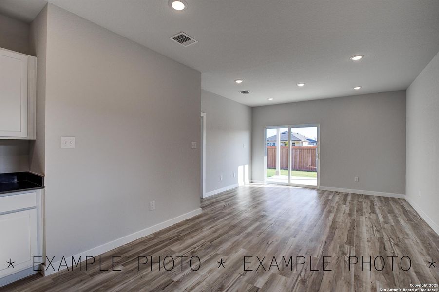 Spacious, unfurnished interior of a new home in Spring Creek, San Antonio (Image 13).