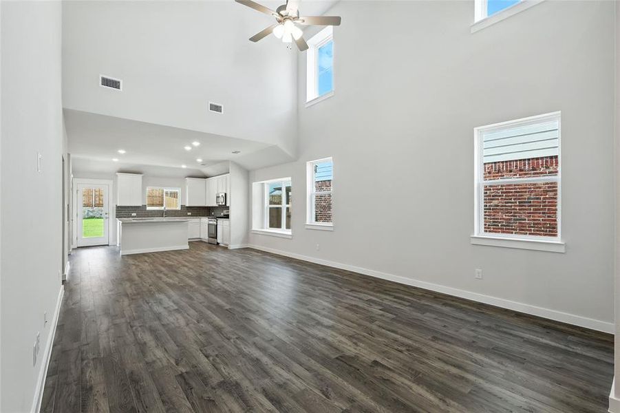 Spacious, unfurnished interior of a new home in Simpson Crossing, McKinney (Image 29).
