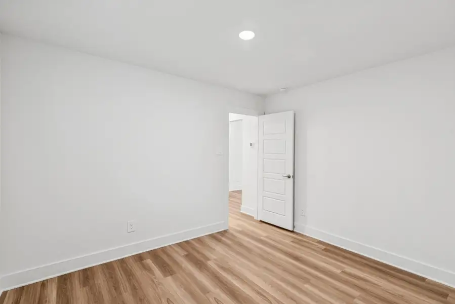 Spacious, unfurnished interior of a new home in Sorella, Tomball (Image 11).