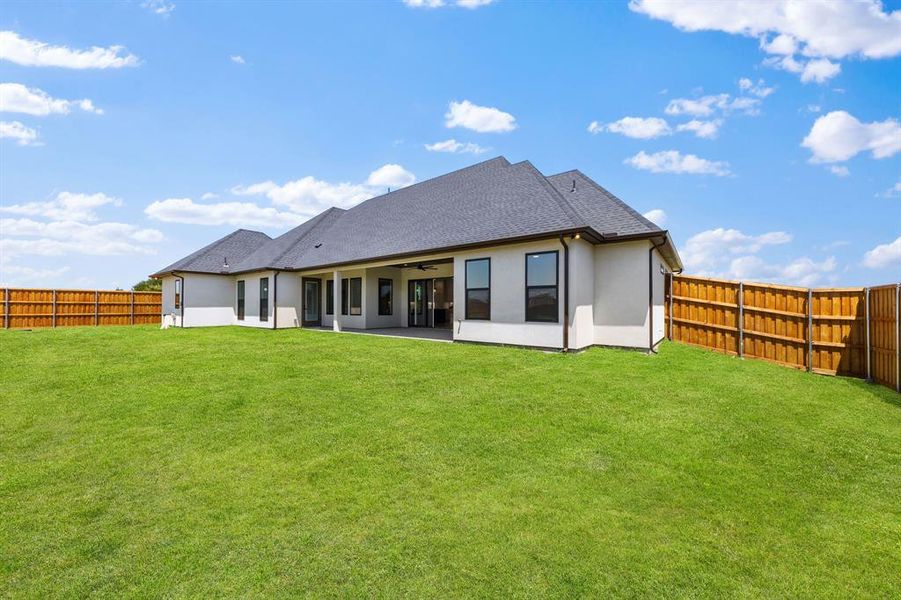 Exterior details and patio area of a home in , Red Oak (Image 3).