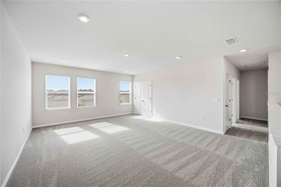 Spacious, unfurnished interior of a new home in Coddington, Bradenton (Image 19).