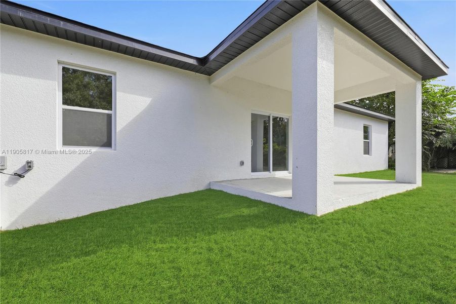 Exterior details and patio area of a home in , Port Charlotte (Image 20).
