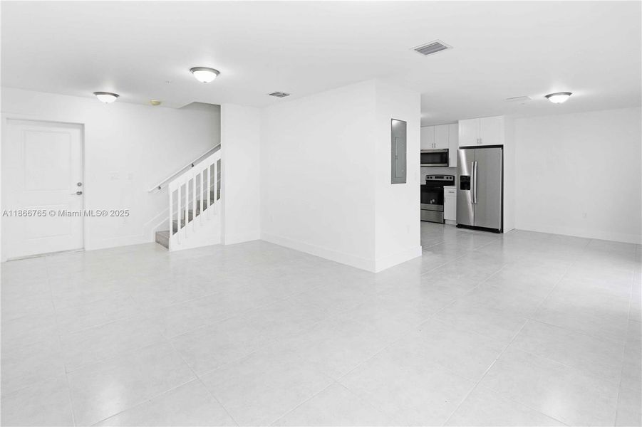 Spacious, unfurnished interior of a new home in , Miami (Image 23).