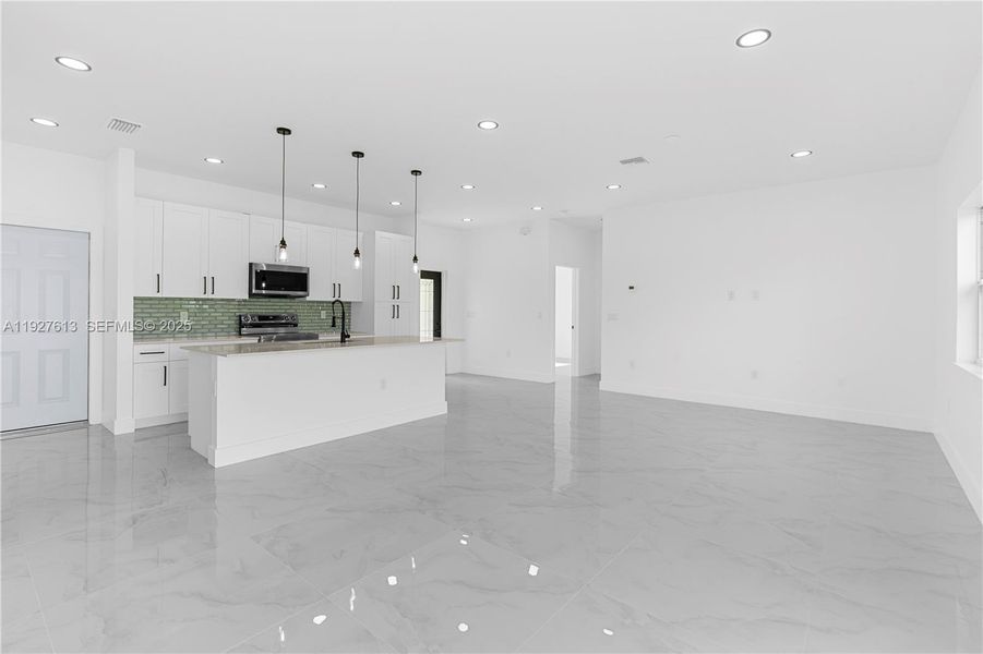 Spacious, unfurnished interior of a new home in , Lehigh Acres (Image 11).