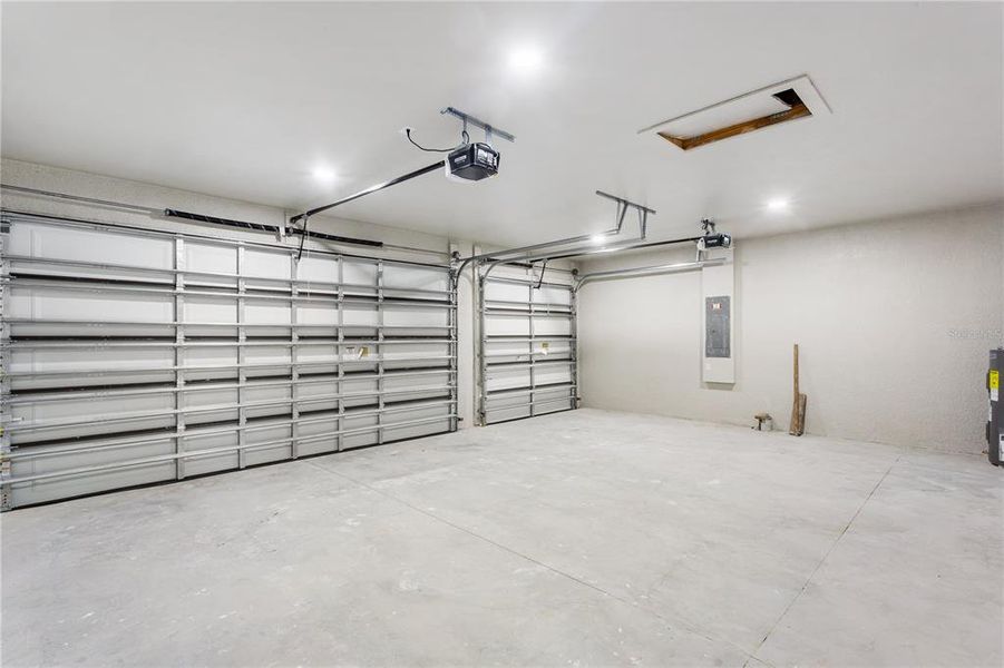 Spacious, unfurnished interior of a new home in , Cape Coral (Image 28).