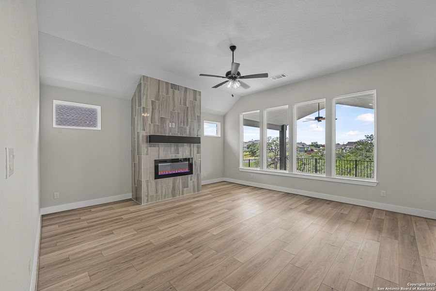 Spacious, unfurnished interior of a new home in Arbors at Fair Oaks, Fair Oaks Ranch (Image 18).