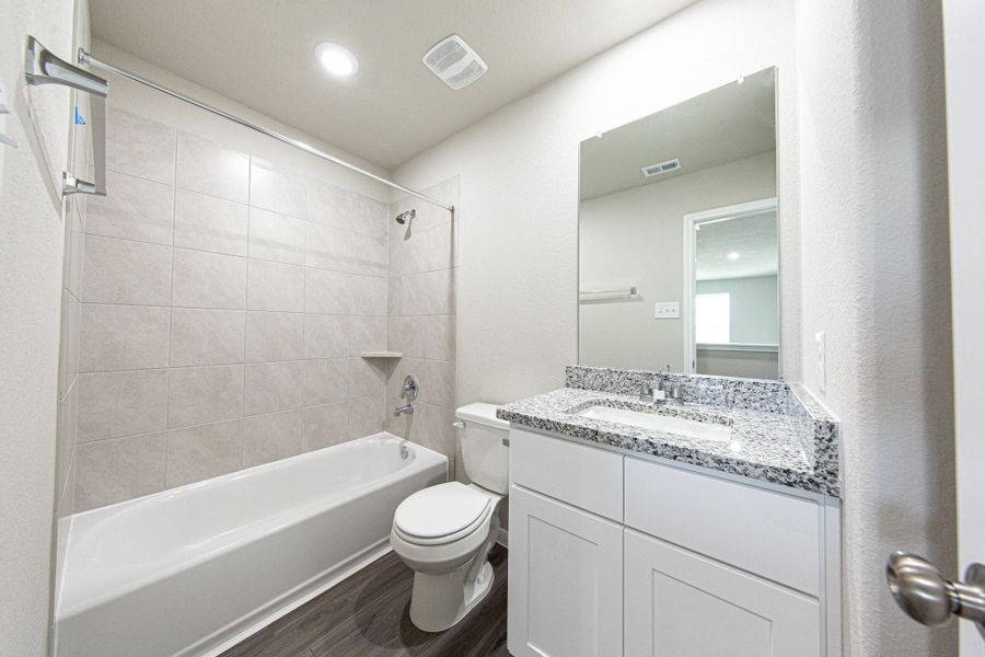 Furnished interior view inside a new home in Mackenzie Creek, Conroe (Image 11).