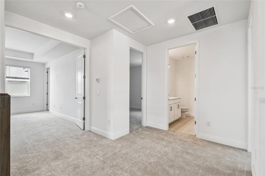 Spacious, unfurnished interior of a new home in Hawkstone, Sarasota (Image 25).