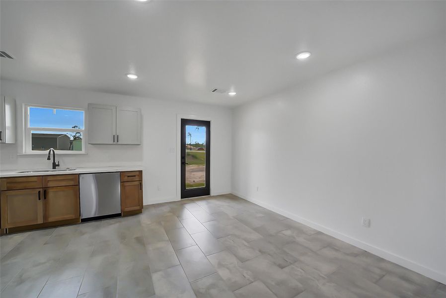Spacious, unfurnished interior of a new home in , Conroe (Image 12).