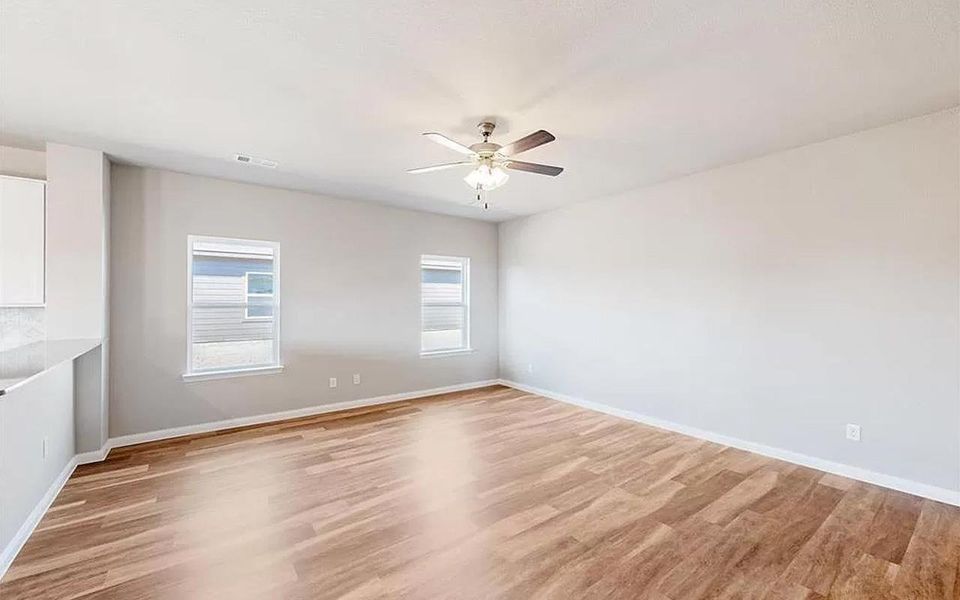 Spacious, unfurnished interior of a new home in Perkinsville, Chino Valley (Image 11).