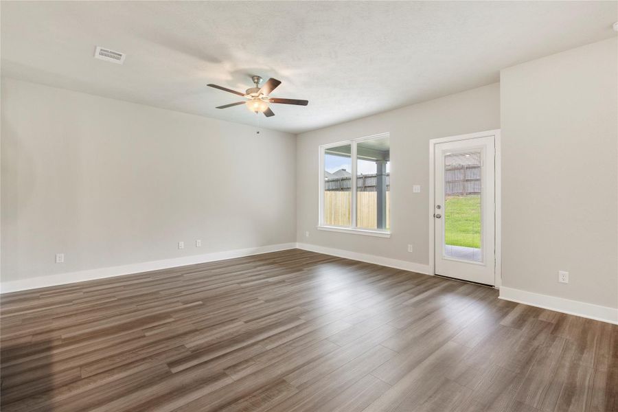 Spacious, unfurnished interior of a new home in Vintage Farms, Brenham (Image 35).