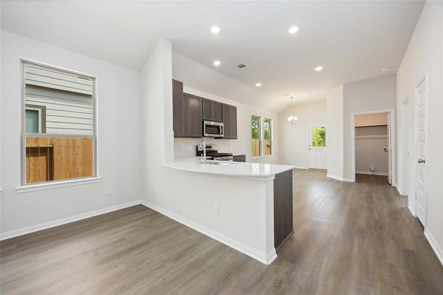 Spacious, unfurnished interior of a new home in Meadow Park, Conroe (Image 12).