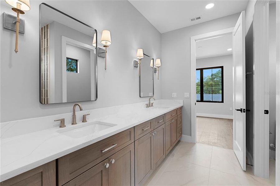 Furnished interior view inside a new home in , Orlando (Image 37).