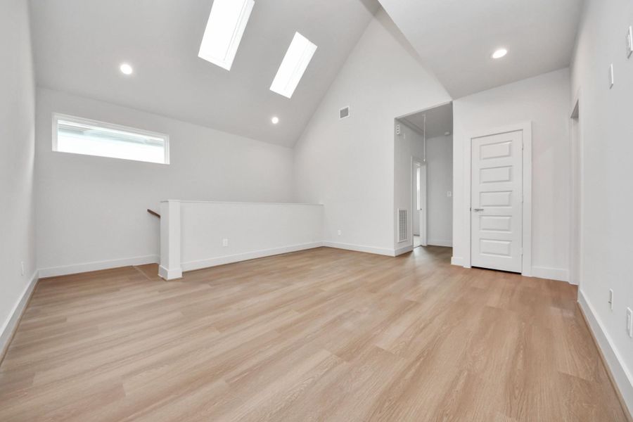 Spacious, unfurnished interior of a new home in Alicante, Houston (Image 33).